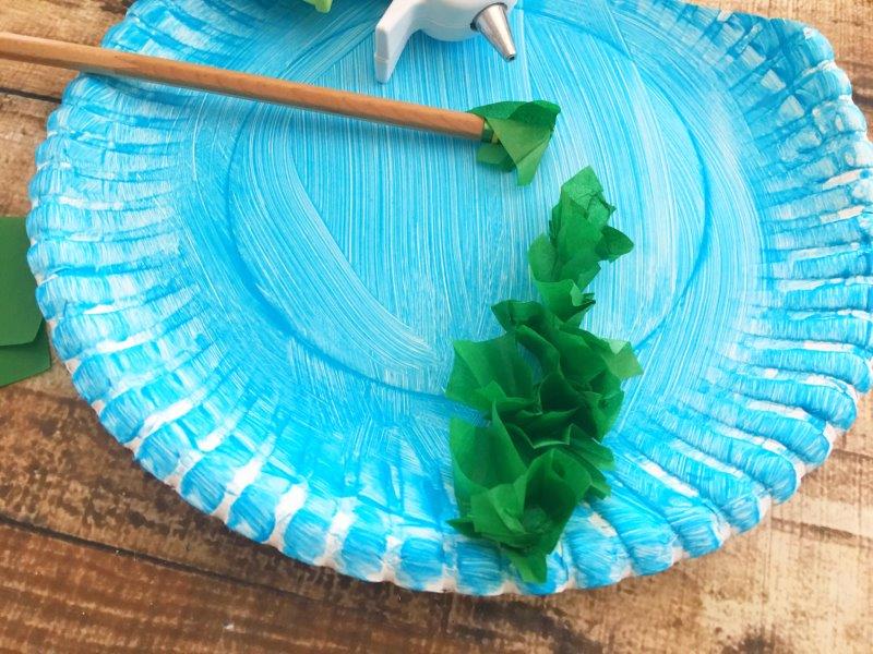 Finding Dory Paper Plate Craft step 1