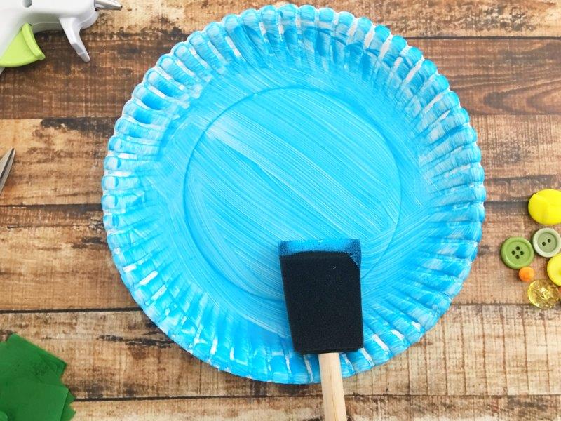 Finding Dory Paper Plate Craft step 2